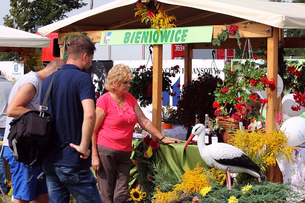 Mieszkańcy gminy Kunice bawią się na dożynkach gminnych