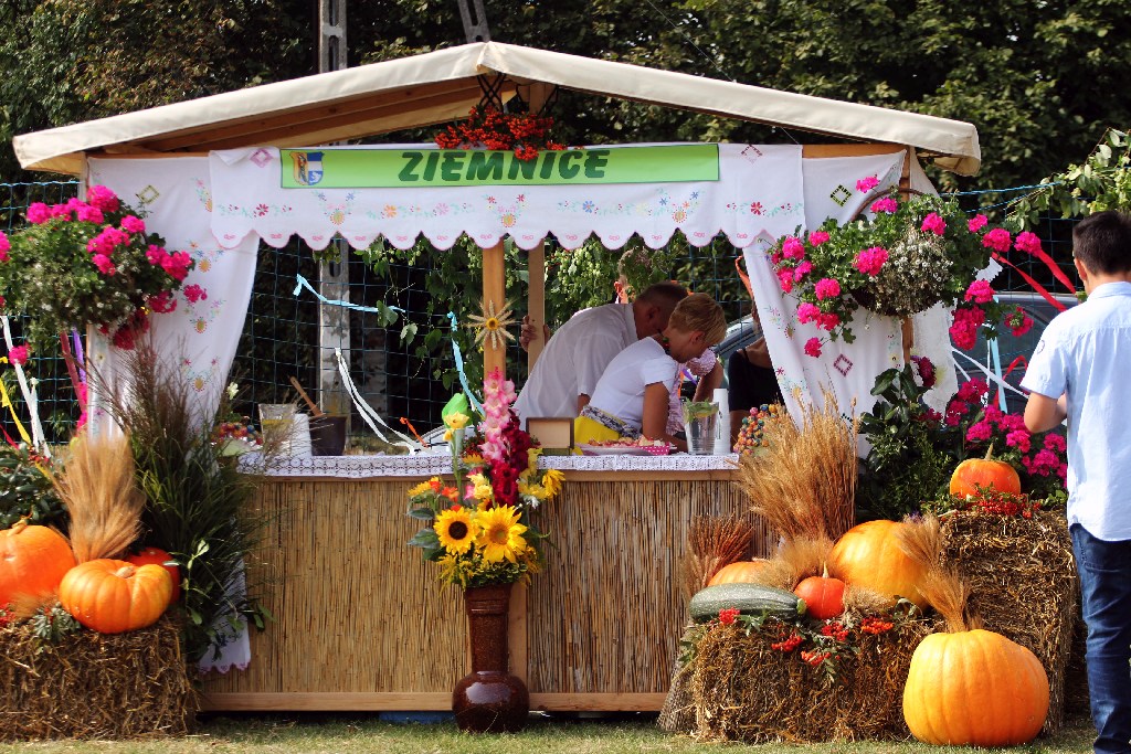 Mieszkańcy gminy Kunice bawią się na dożynkach gminnych