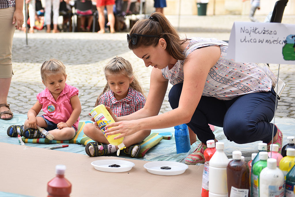 Wielka rodzinna Familiada na dziedzińcu Akademii Rycerskiej