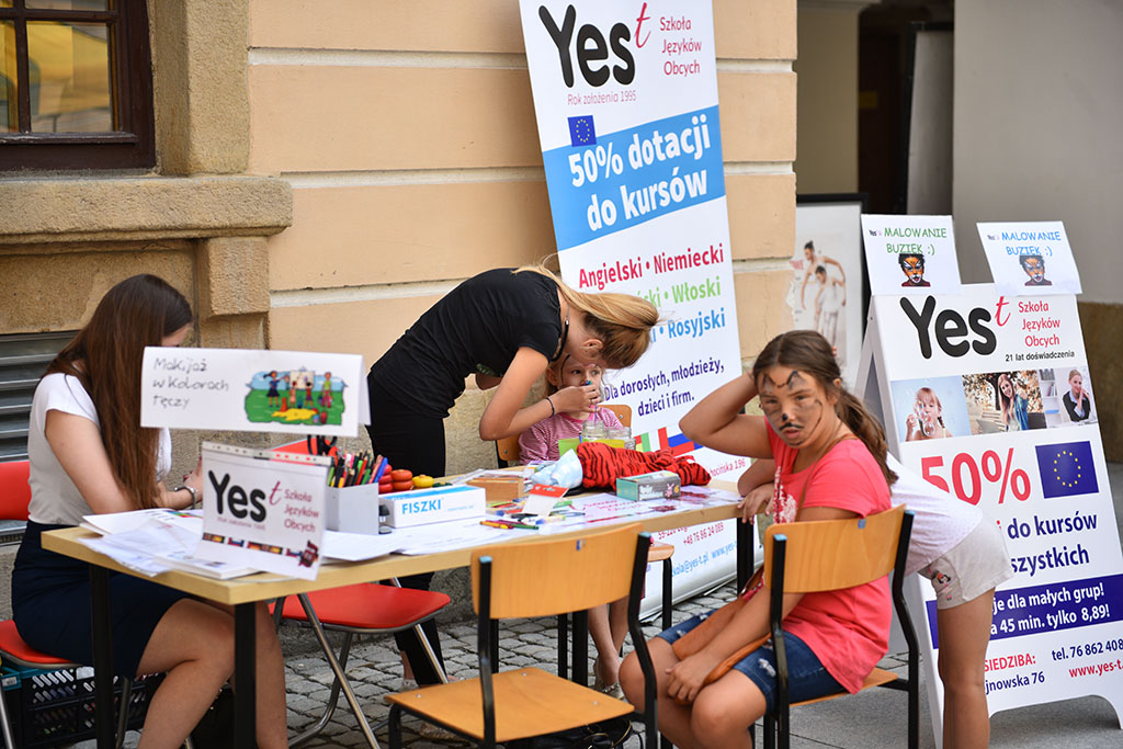 Wielka rodzinna Familiada na dziedzińcu Akademii Rycerskiej