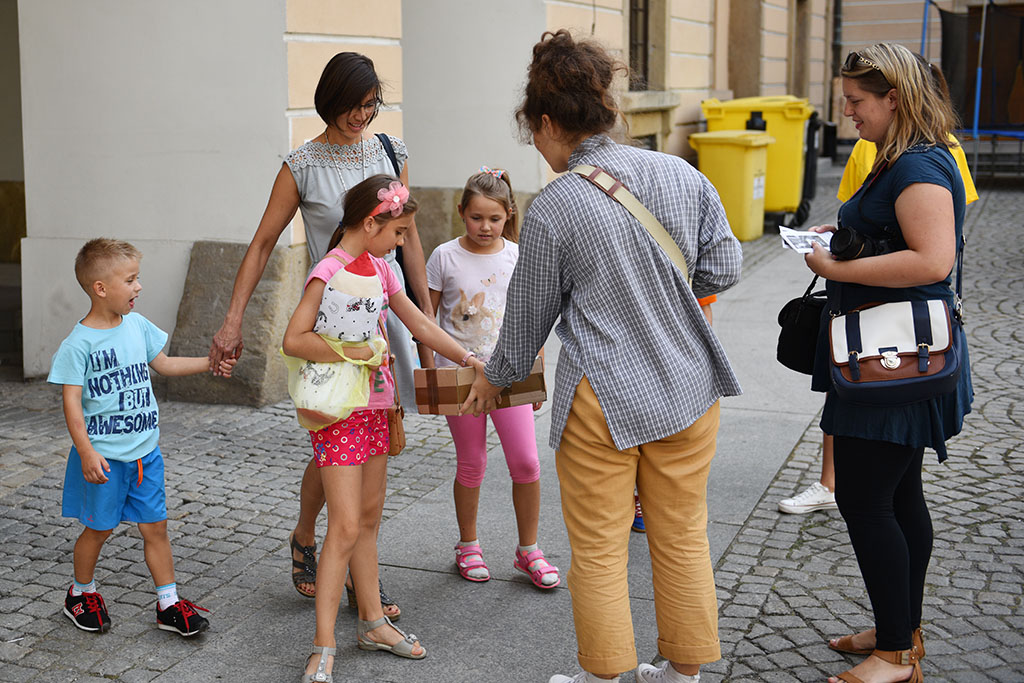 Wielka rodzinna Familiada na dziedzińcu Akademii Rycerskiej