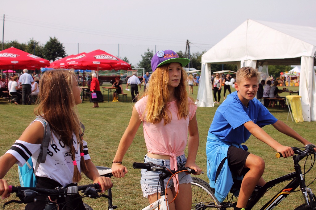 Mieszkańcy gminy Kunice bawią się na dożynkach gminnych