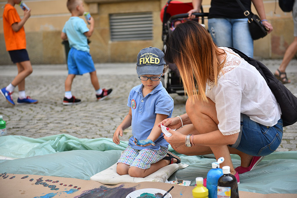 Wielka rodzinna Familiada na dziedzińcu Akademii Rycerskiej