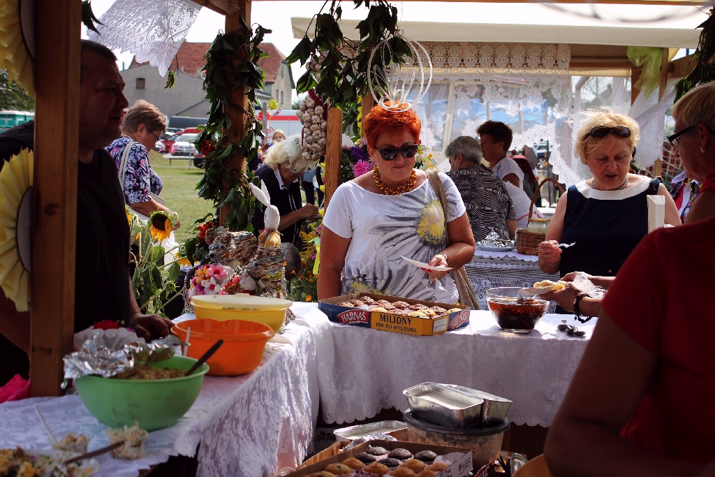 Mieszkańcy gminy Kunice bawią się na dożynkach gminnych