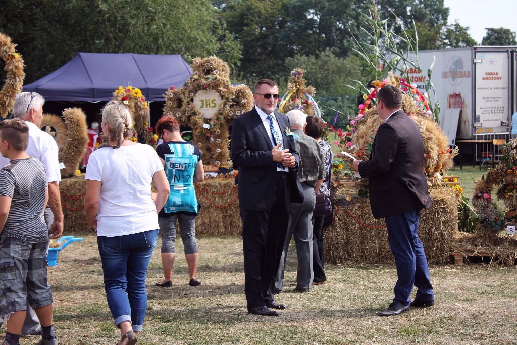 Mieszkańcy gminy Kunice bawią się na dożynkach gminnych