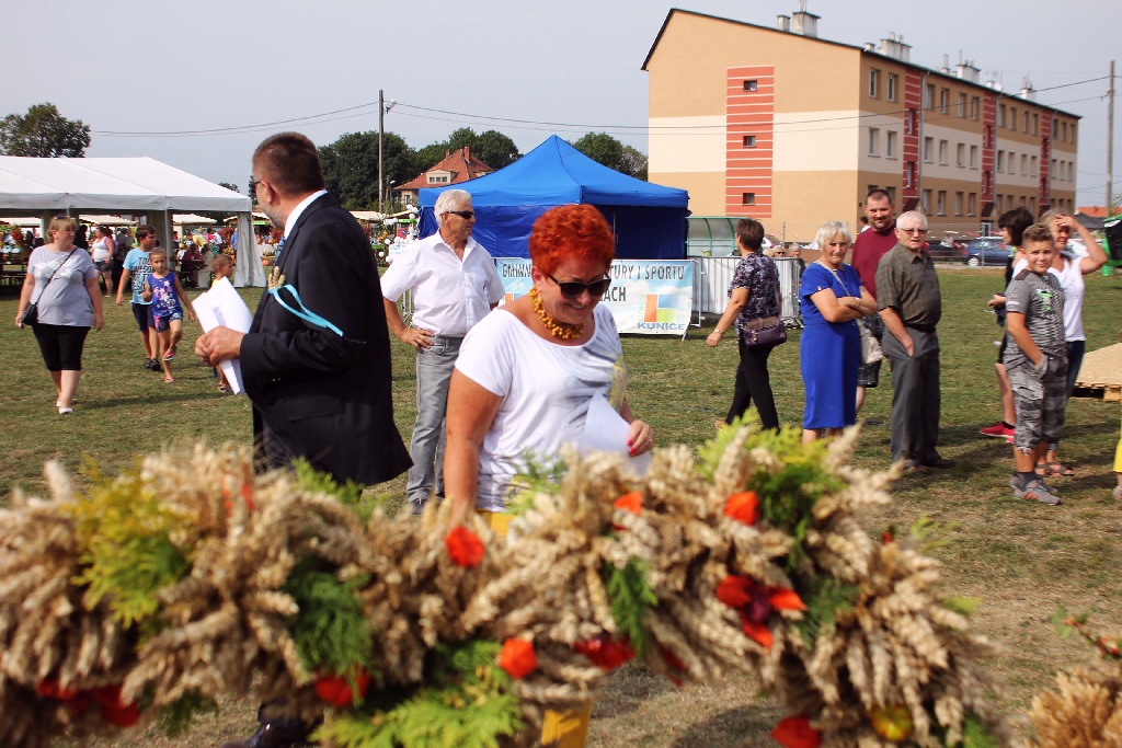 Mieszkańcy gminy Kunice bawią się na dożynkach gminnych