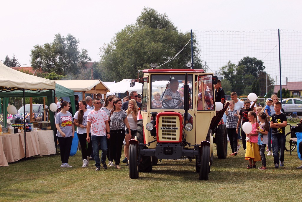 Mieszkańcy gminy Kunice bawią się na dożynkach gminnych