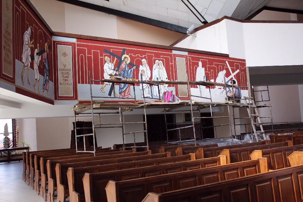 Siedem stacji Drogi Krzyżowej w kościele MBKP już namalowane