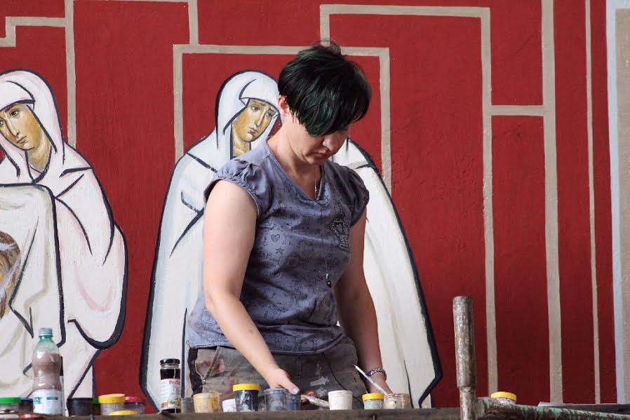 Siedem stacji Drogi Krzyżowej w kościele MBKP już namalowane