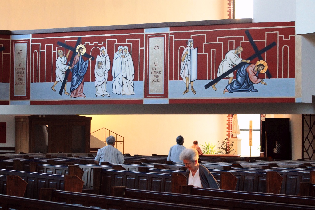 Siedem stacji Drogi Krzyżowej w kościele MBKP już namalowane