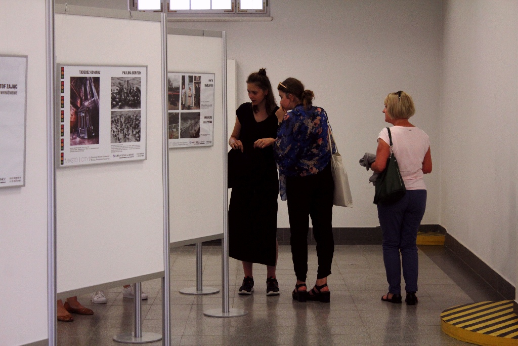 Wystawa fotograficzna Miasto na dworcu kolejowym w Legnicy