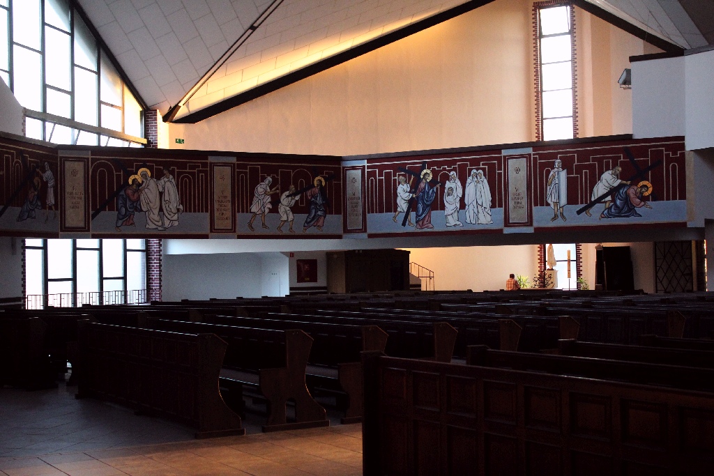 Siedem stacji Drogi Krzyżowej w kościele MBKP już namalowane