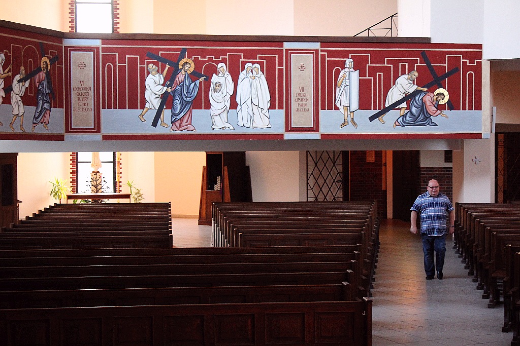 Siedem stacji Drogi Krzyżowej w kościele MBKP już namalowane