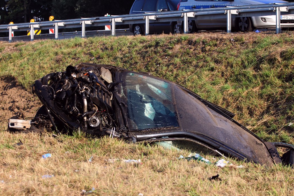 Trzy osoby ranne w wypadku. Na A4 dachował samochód