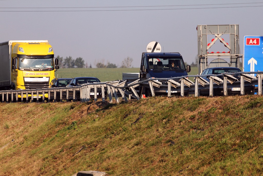 Trzy osoby ranne w wypadku. Na A4 dachował samochód