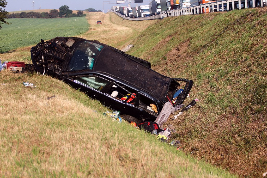 Trzy osoby ranne w wypadku. Na A4 dachował samochód