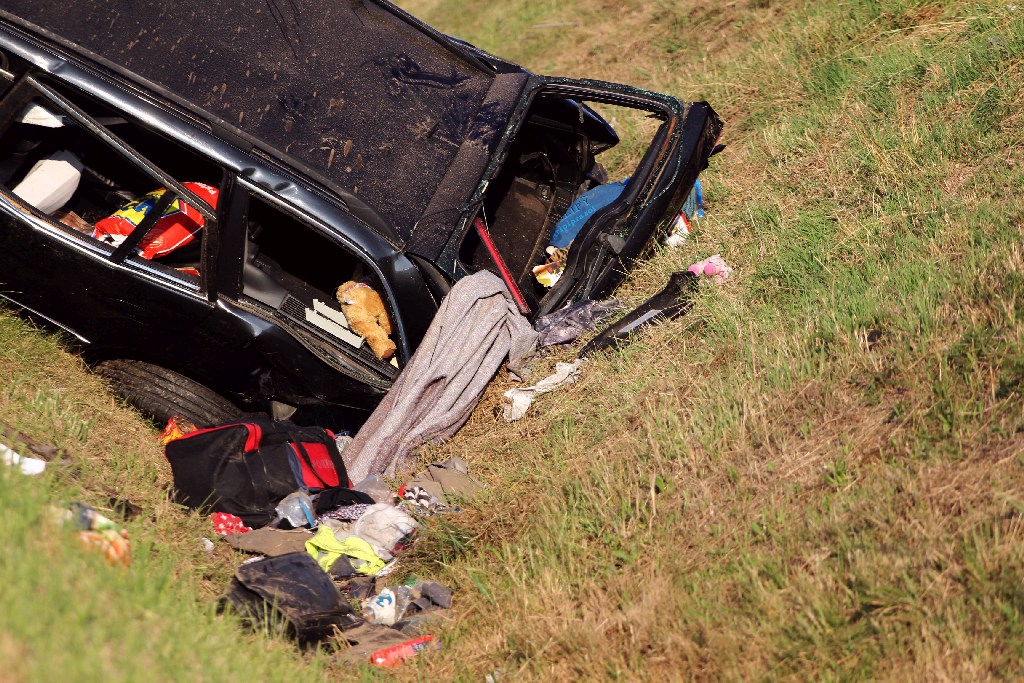 Trzy osoby ranne w wypadku. Na A4 dachował samochód