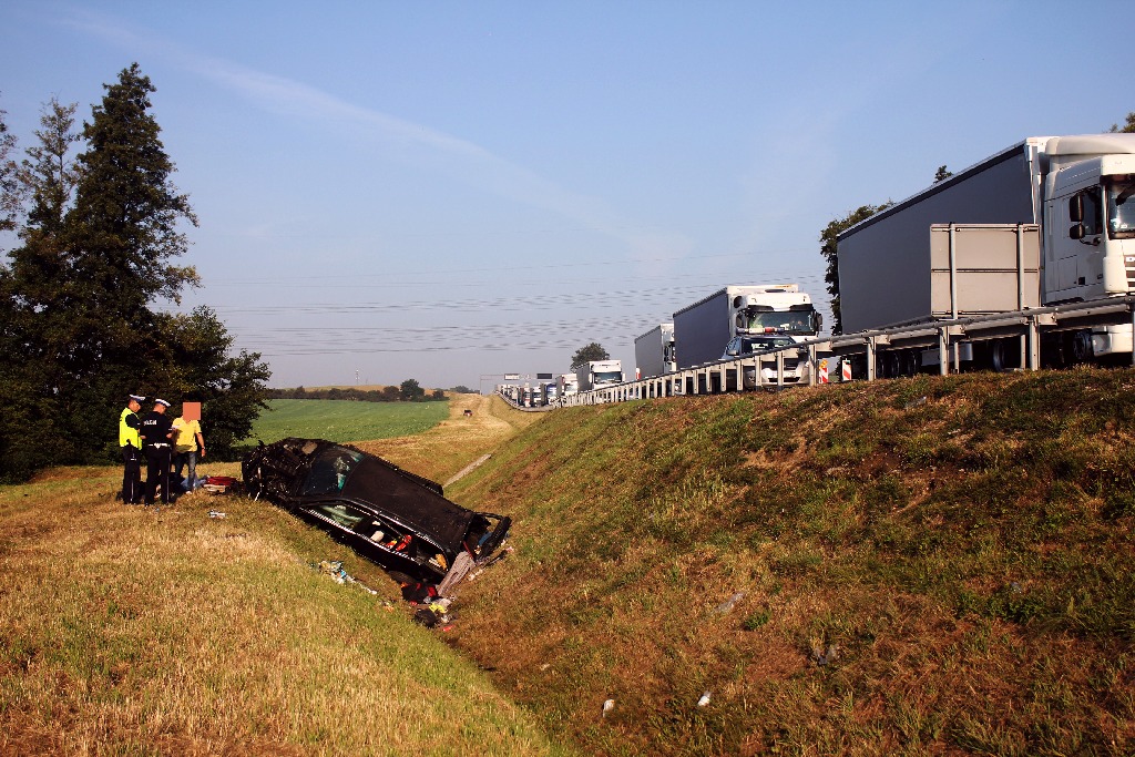 Trzy osoby ranne w wypadku. Na A4 dachował samochód