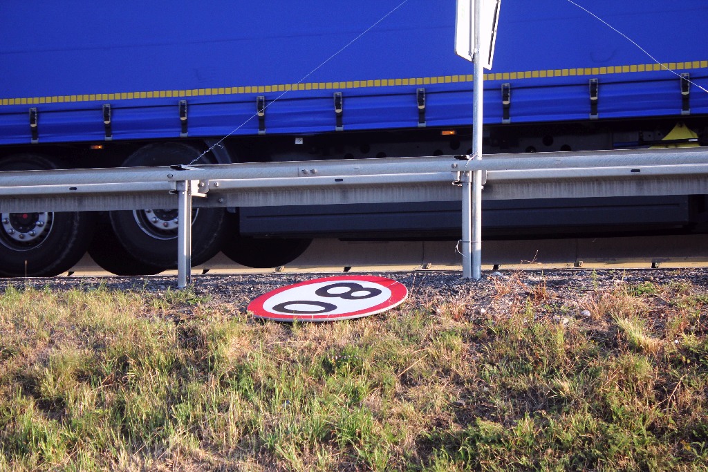 Trzy osoby ranne w wypadku. Na A4 dachował samochód