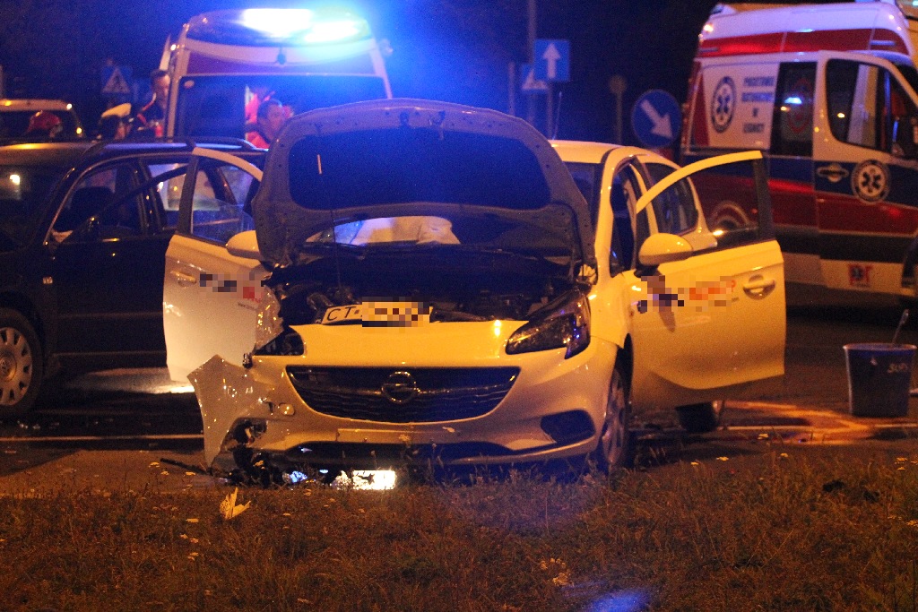 Wypadek opla i volkswagena. Poszkodowani trafili do szpitala