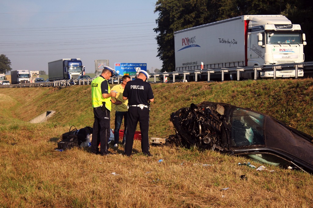 Trzy osoby ranne w wypadku. Na A4 dachował samochód