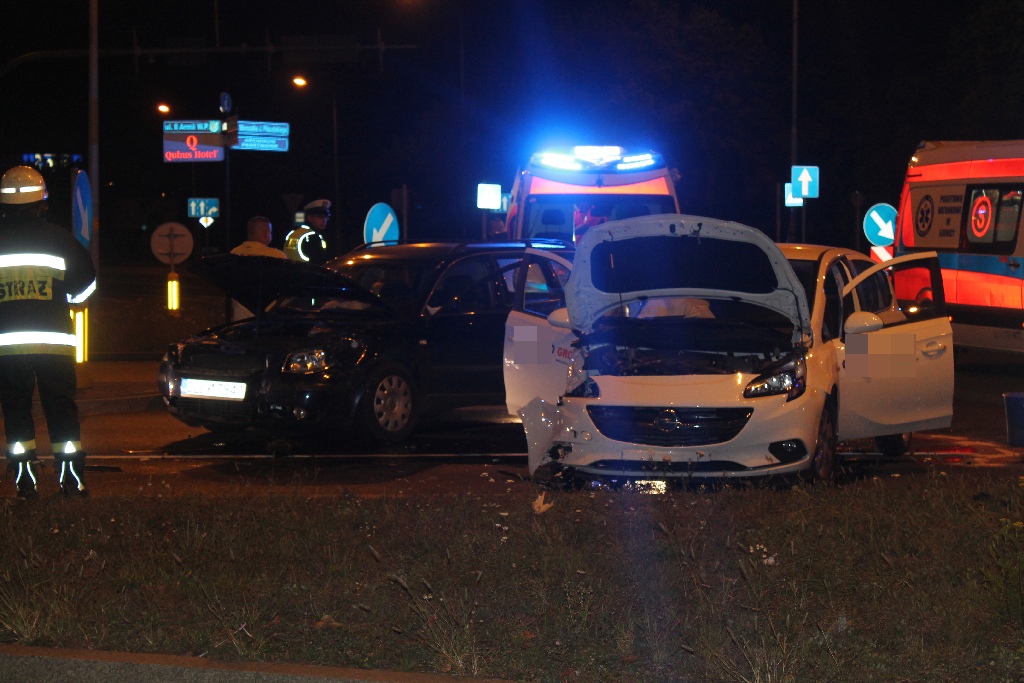 Wypadek opla i volkswagena. Poszkodowani trafili do szpitala