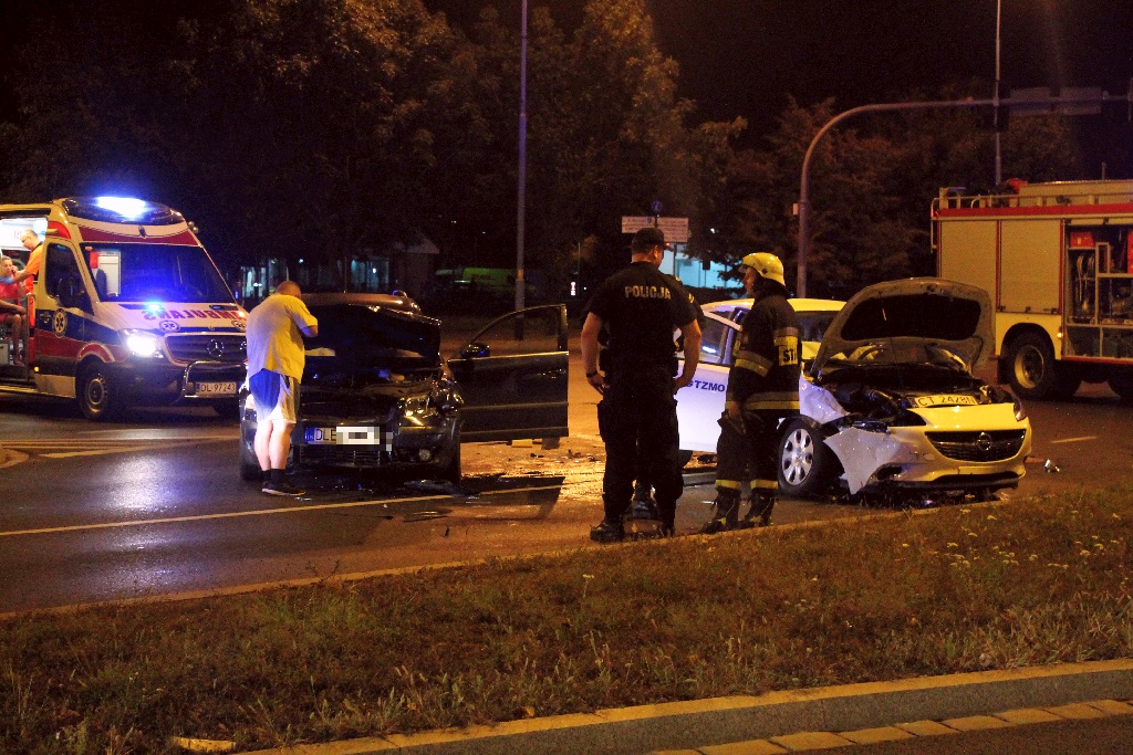 Wypadek opla i volkswagena. Poszkodowani trafili do szpitala