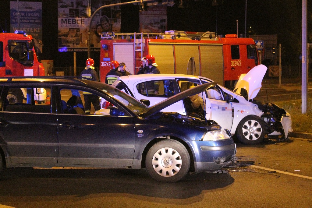 Wypadek opla i volkswagena. Poszkodowani trafili do szpitala