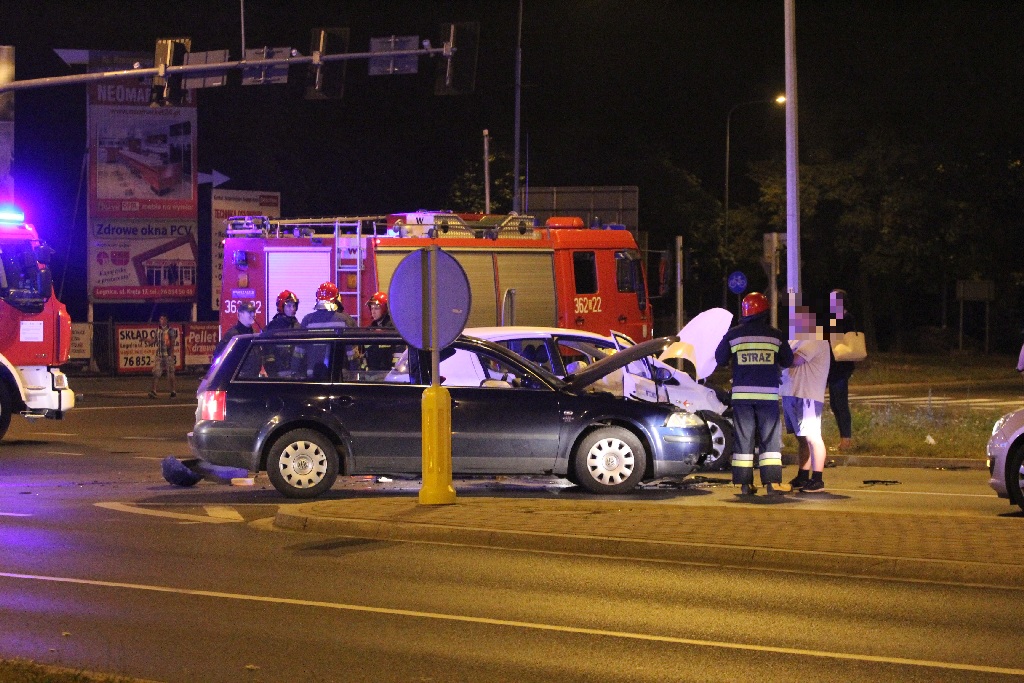 Wypadek opla i volkswagena. Poszkodowani trafili do szpitala