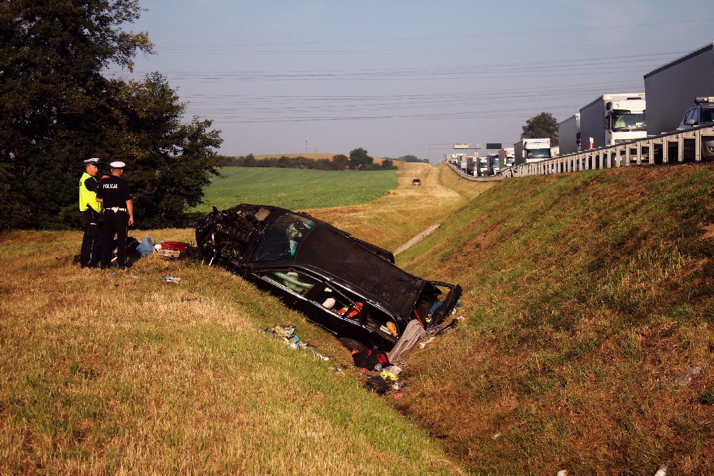 Trzy osoby ranne w wypadku. Na A4 dachował samochód