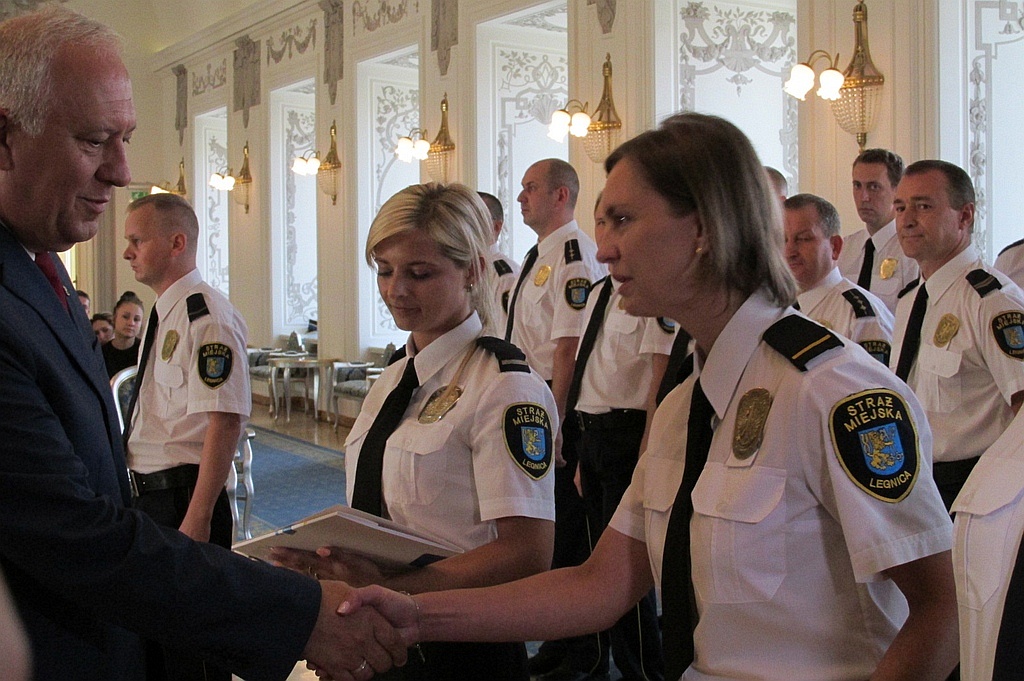 Legniccy strażnicy miejscy świętowali w akademii 25. urodziny