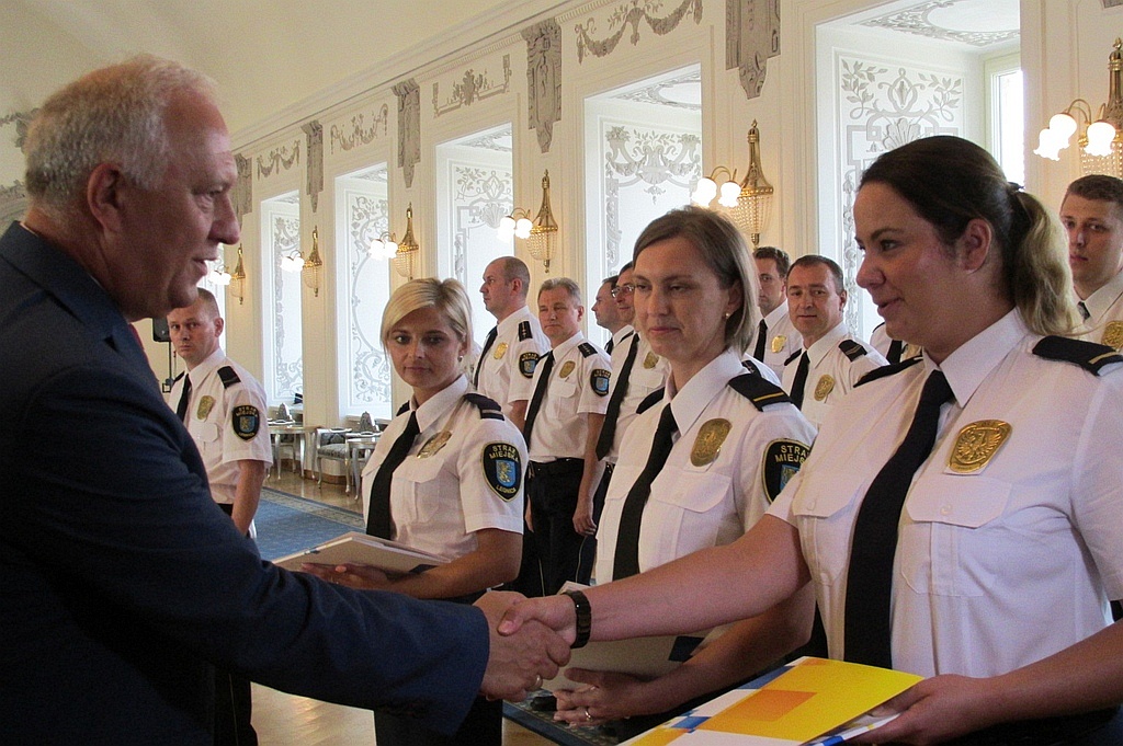 Legniccy strażnicy miejscy świętowali w akademii 25. urodziny
