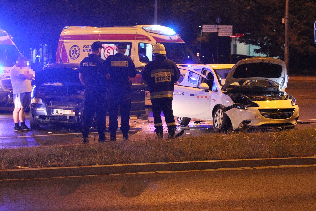 Wypadek opla i volkswagena. Poszkodowani trafili do szpitala