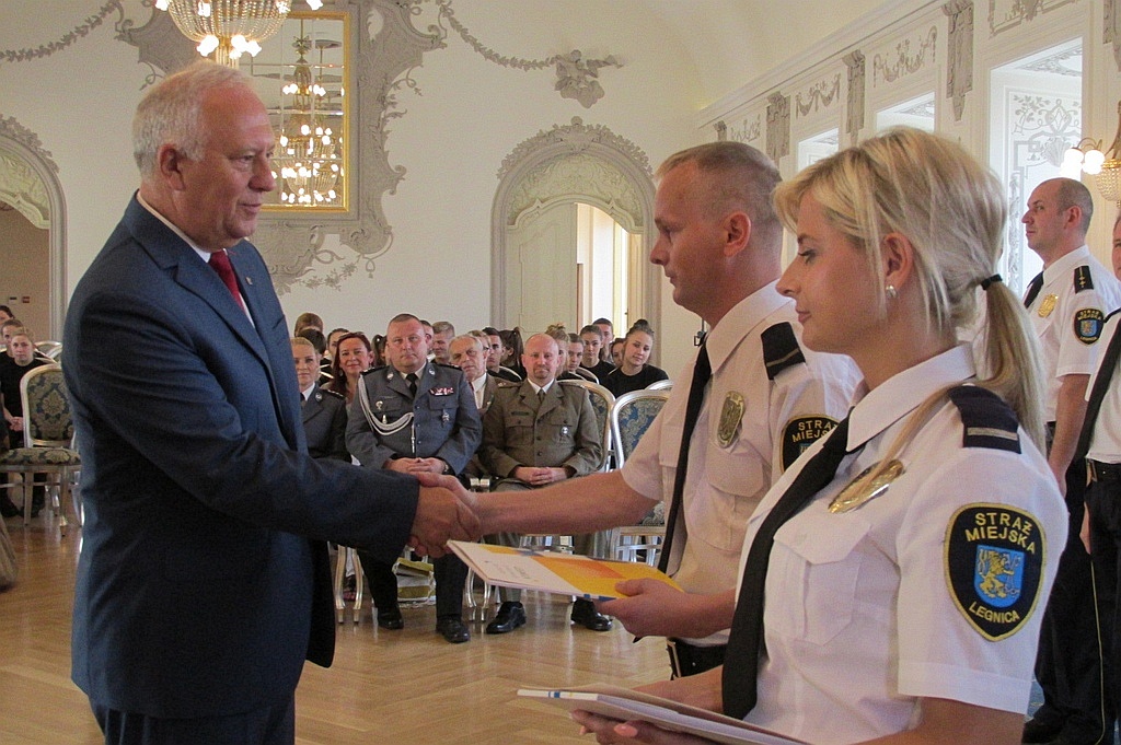 Legniccy strażnicy miejscy świętowali w akademii 25. urodziny