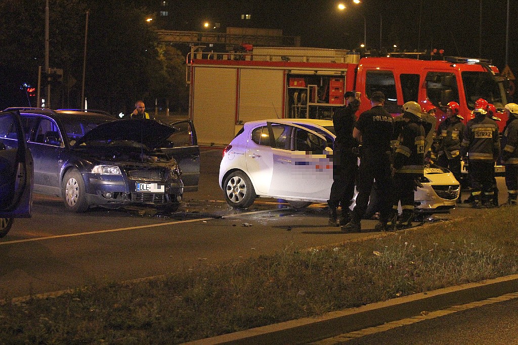 Wypadek opla i volkswagena. Poszkodowani trafili do szpitala