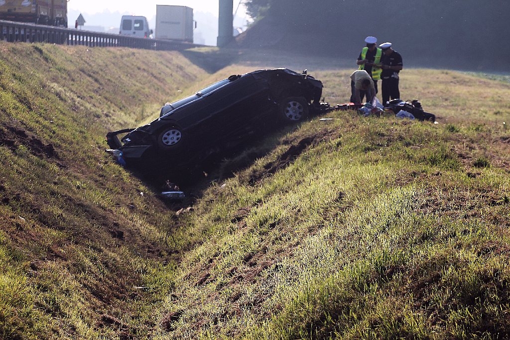 Trzy osoby ranne w wypadku. Na A4 dachował samochód