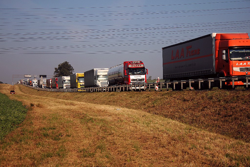 Trzy osoby ranne w wypadku. Na A4 dachował samochód