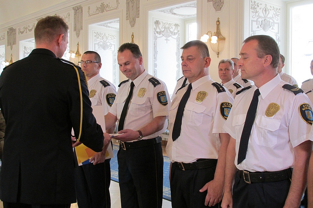Legniccy strażnicy miejscy świętowali w akademii 25. urodziny