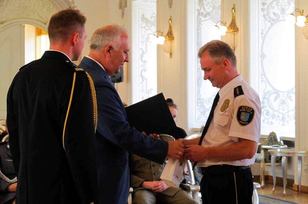 Legniccy strażnicy miejscy świętowali w akademii 25. urodziny