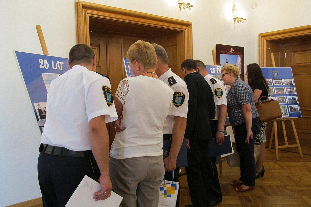 Legniccy strażnicy miejscy świętowali w akademii 25. urodziny