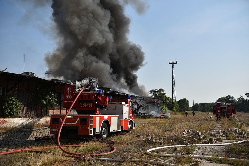 Strażacy gasili groźny pożar pustostanu obok dworca PKP