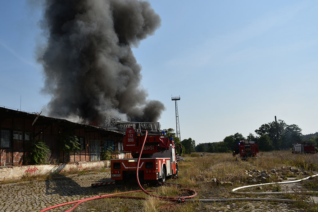 Strażacy gasili groźny pożar pustostanu obok dworca PKP