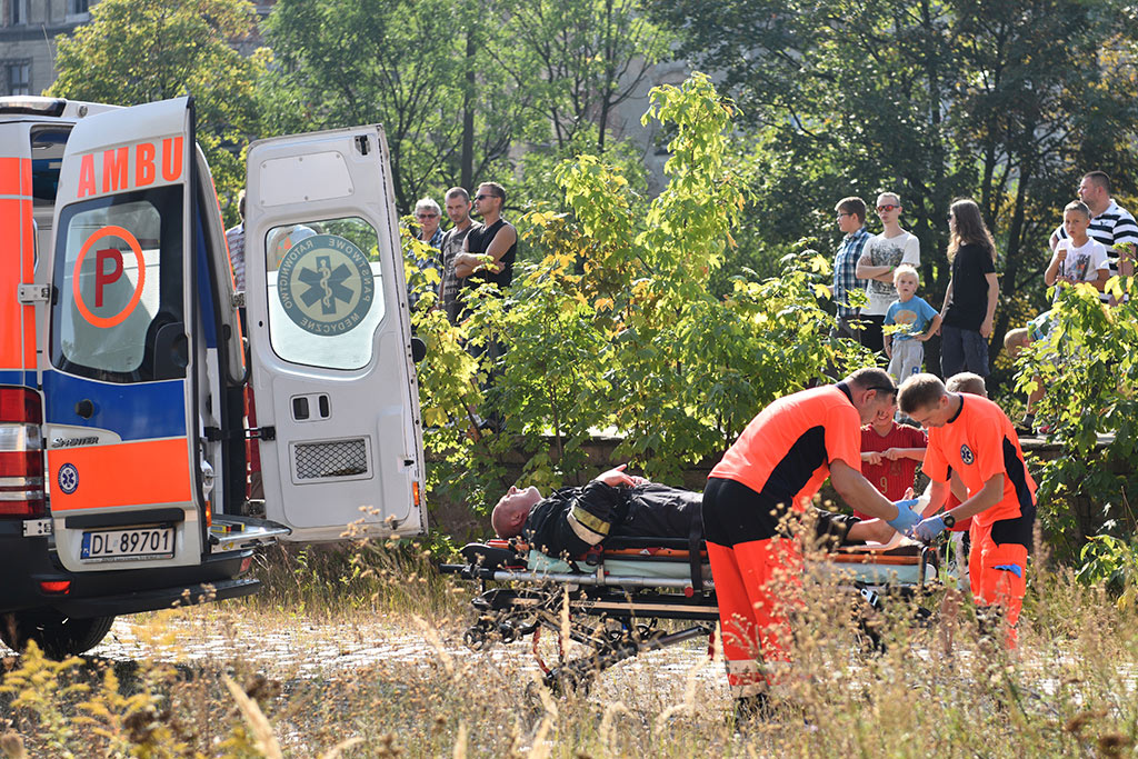 Strażacy gasili groźny pożar pustostanu obok dworca PKP