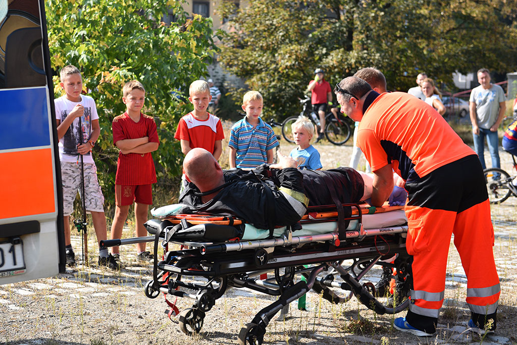 Strażacy gasili groźny pożar pustostanu obok dworca PKP
