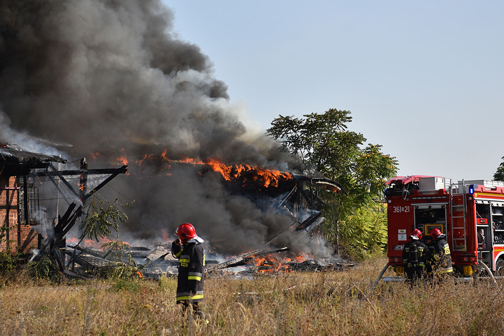 Strażacy gasili groźny pożar pustostanu obok dworca PKP