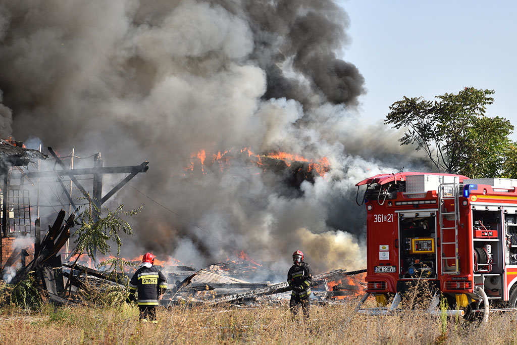 Strażacy gasili groźny pożar pustostanu obok dworca PKP