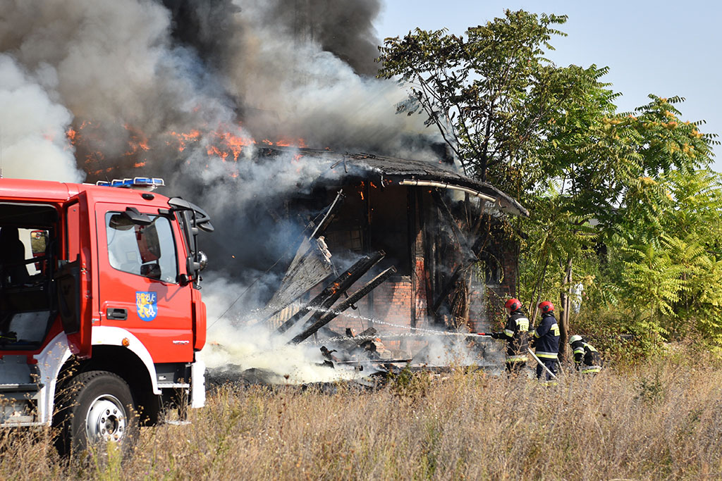 Strażacy gasili groźny pożar pustostanu obok dworca PKP