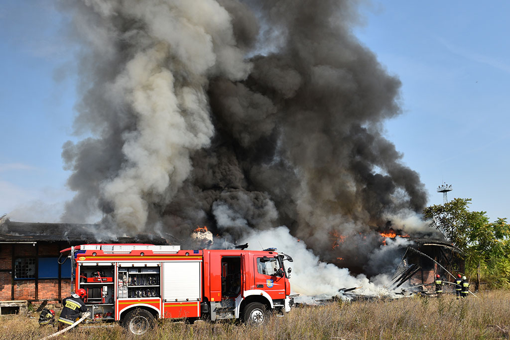Strażacy gasili groźny pożar pustostanu obok dworca PKP