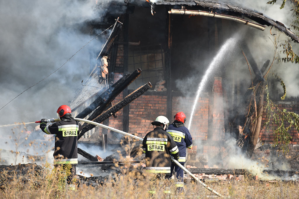 Strażacy gasili groźny pożar pustostanu obok dworca PKP