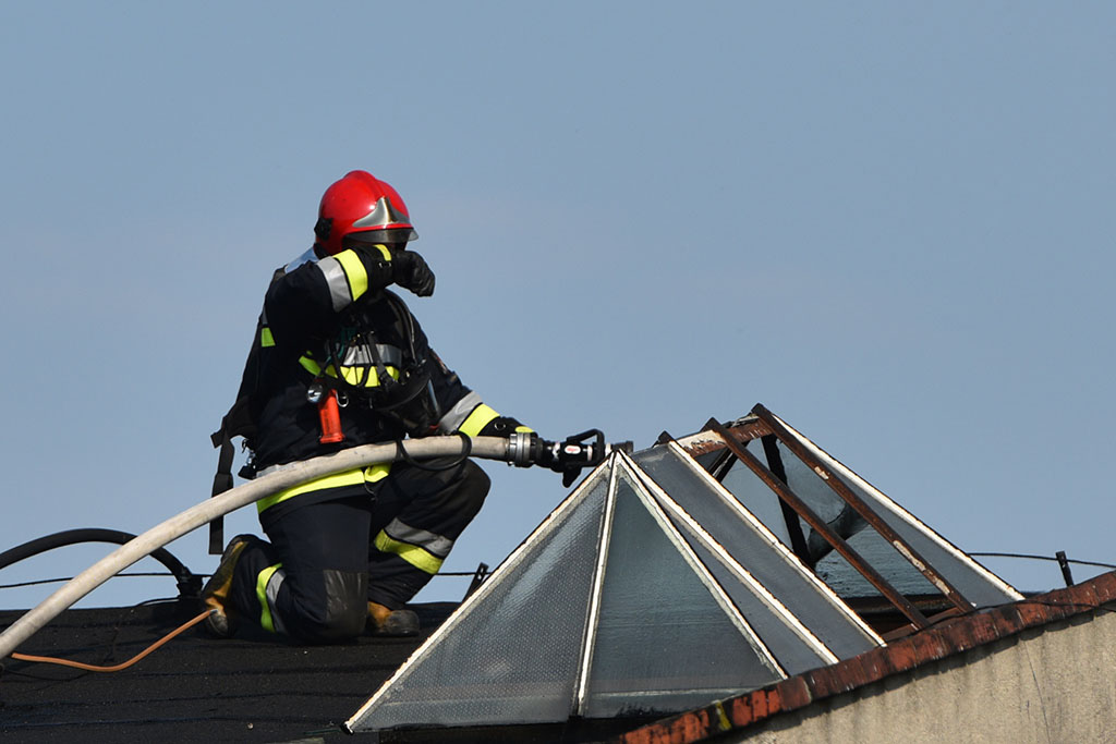 Strażacy gasili groźny pożar pustostanu obok dworca PKP